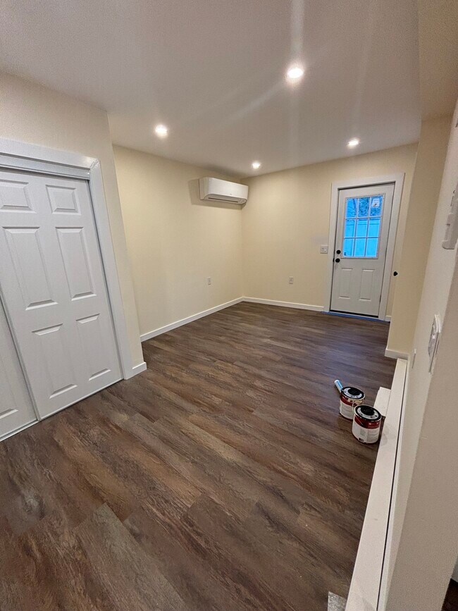 Building Photo - 1289 Smithtown Ave
