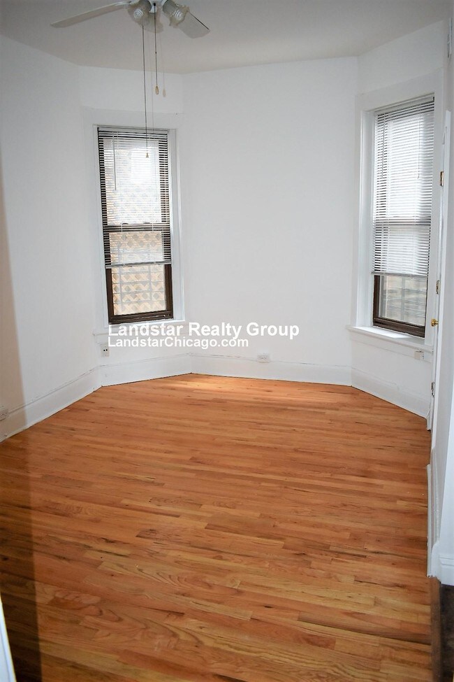 Building Photo - Right by Depaul! 3 bed 1 bath. No deposit!