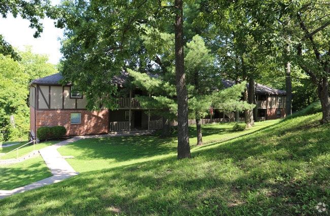 Stadium Apartments- a scenic and wooded community - Stadium Apartments