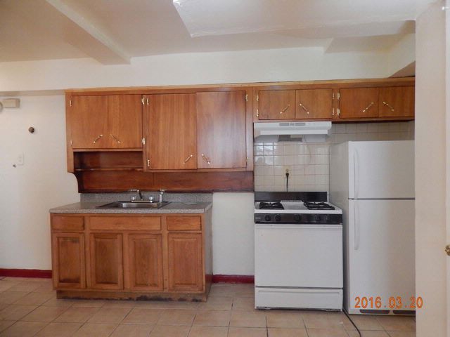 Building Photo - 1044 E 93rd St