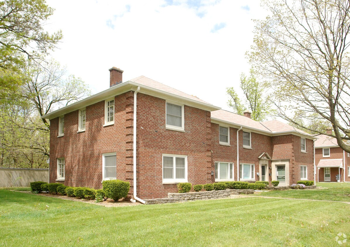 Primary Photo - 4095-4101 Indianola Ave