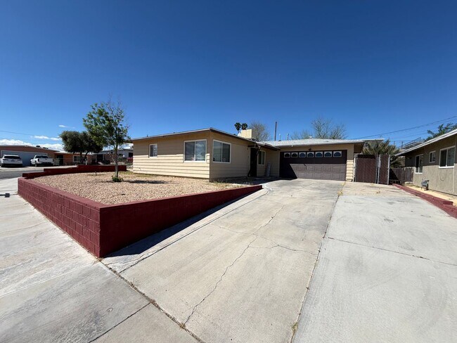 Foto del edificio - 3 Bedroom 2 Bathroom House with Central A/C , 2 Car Garage and Beautiful Backyard with Covered Patio