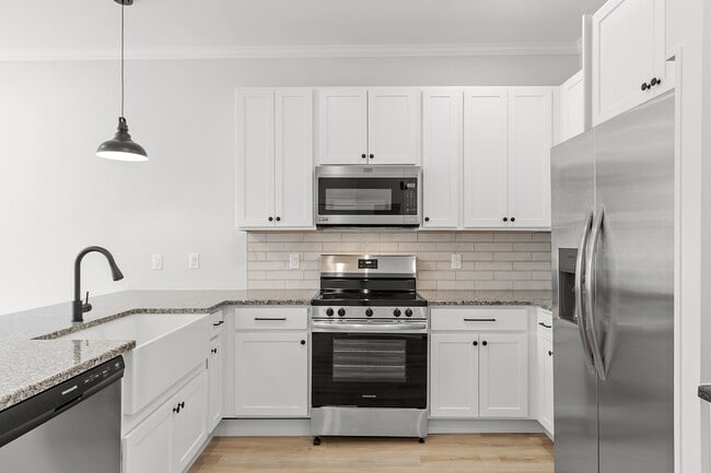 Building Photo - 843 Main St