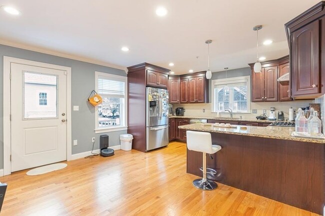 Building Photo - 4 bedroom in Waltham MA 02453