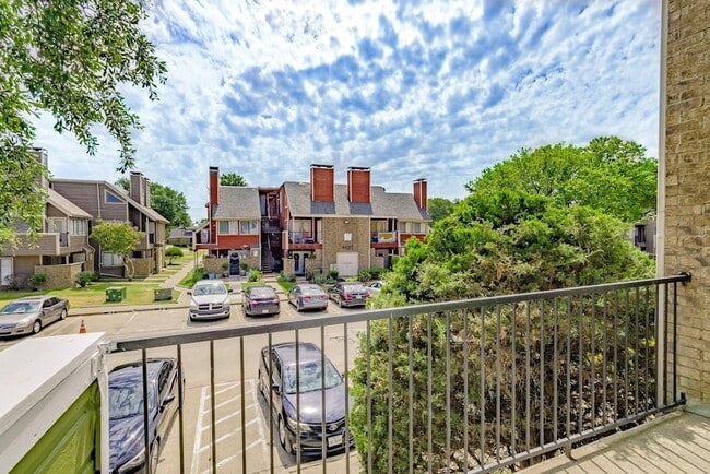 Foto del edificio - 9823 Walnut St