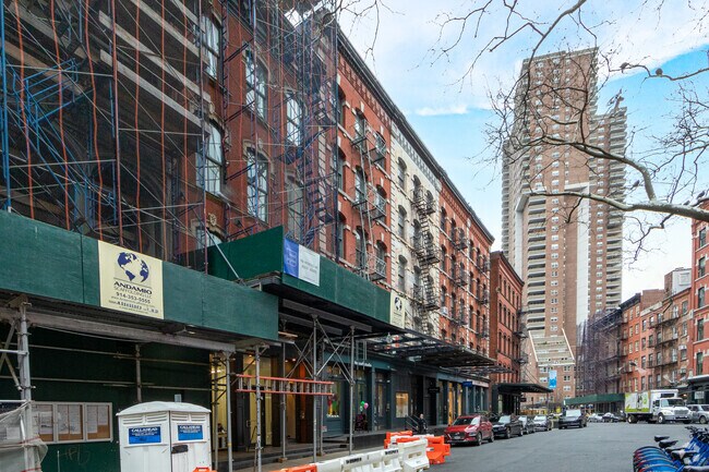 Building Photo - 176 Duane St