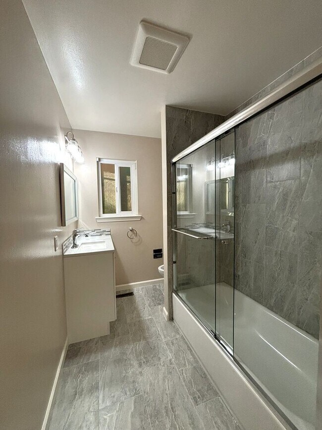 Foto del edificio - Bay Area Views galore with this remodeled ...