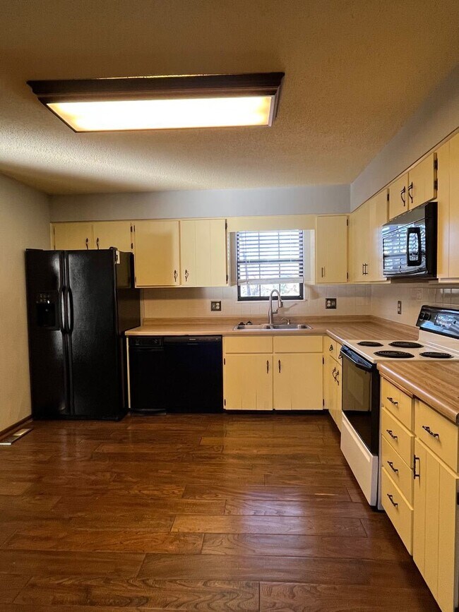 Building Photo - 4 BDRM/2.5BA Home available in Bexhill Sub...