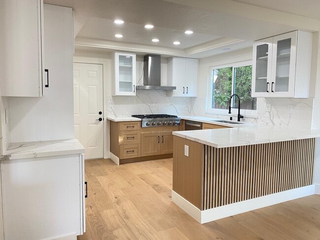 Building Photo - 11 Paddock Ct