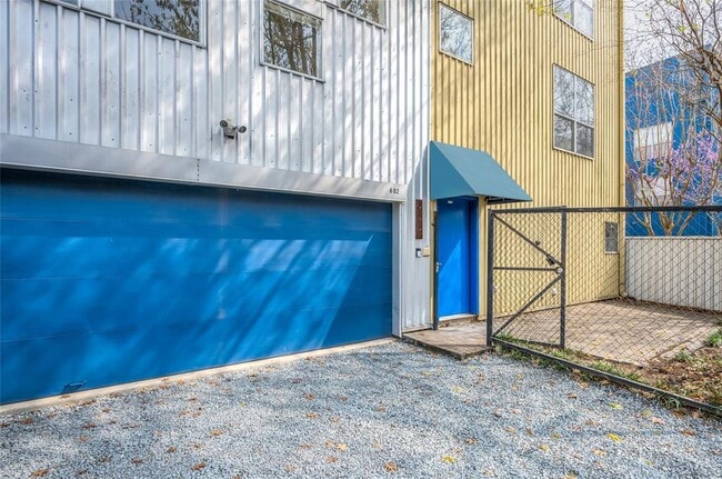 Building Photo - 682 Lester St
