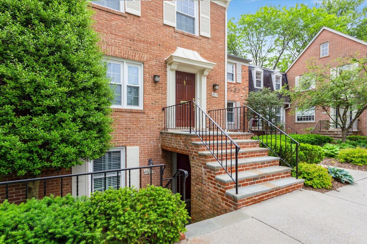 Foto principal - 2 Bed 2 Bath - Bethesda Condo - Large Outd...