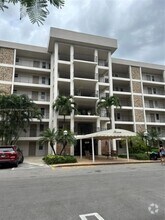Building Photo - 2801 Palm Aire Dr