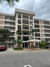 Building Photo - 2801 Palm Aire Dr