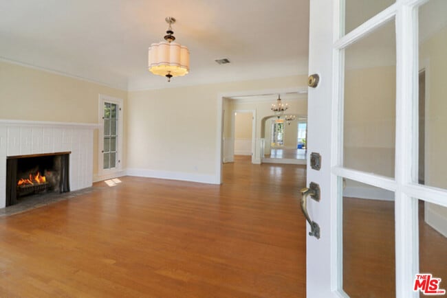 Building Photo - 523 N Gower St