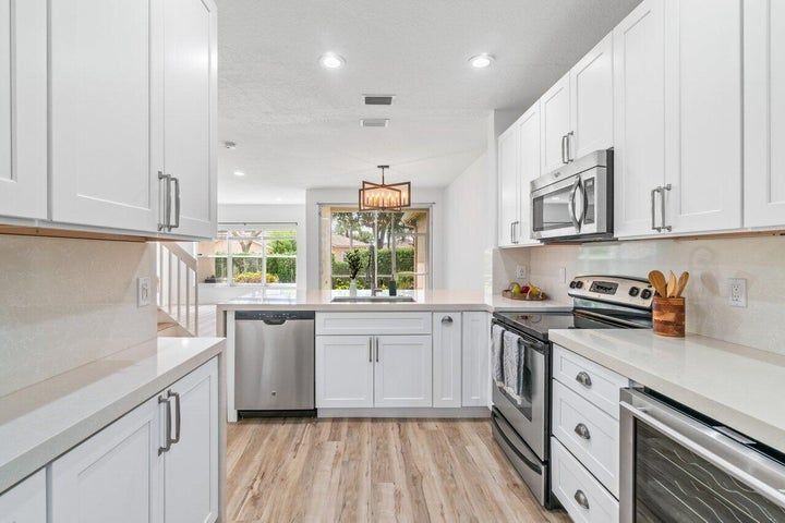 Foto principal - 6427 Park Lake Cir