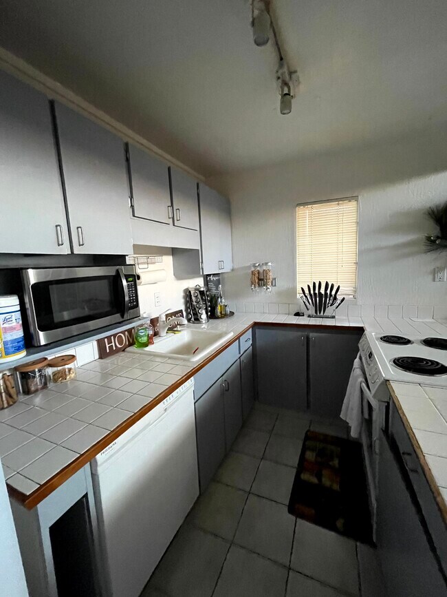 Kitchen - 94-451 Keaoopua St