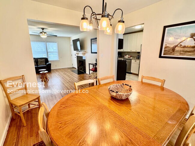 Foto del edificio - Beautiful 4-Bedroom Home with Modern Comfo...