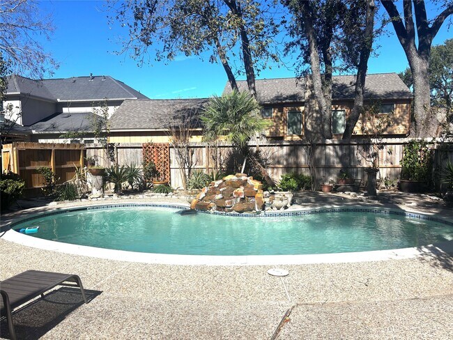 Building Photo - 11418 Chevy Chase Dr