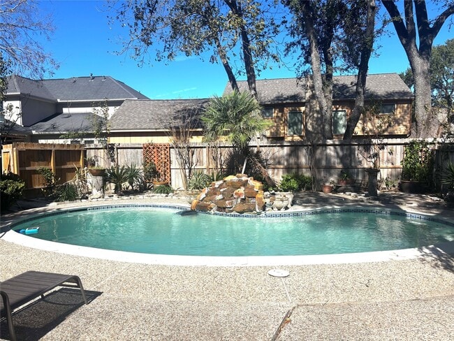 Foto del edificio - 11418 Chevy Chase Dr