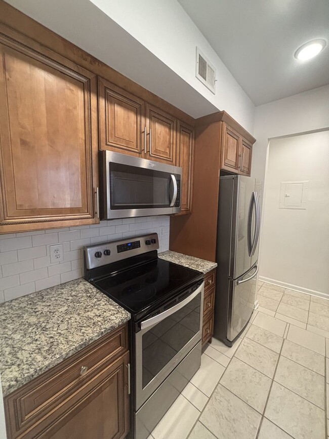 Foto del edificio - Fully Renovated 2 bed 2.5 bath Townhome in...