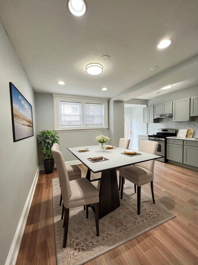 Building Photo - Beautiful & spacious 3b/1.5b home
