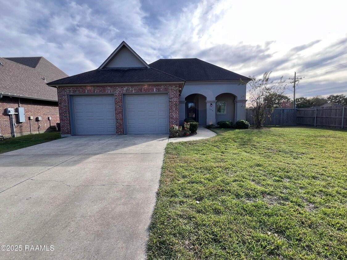 Foto principal - 100 Birchview Dr