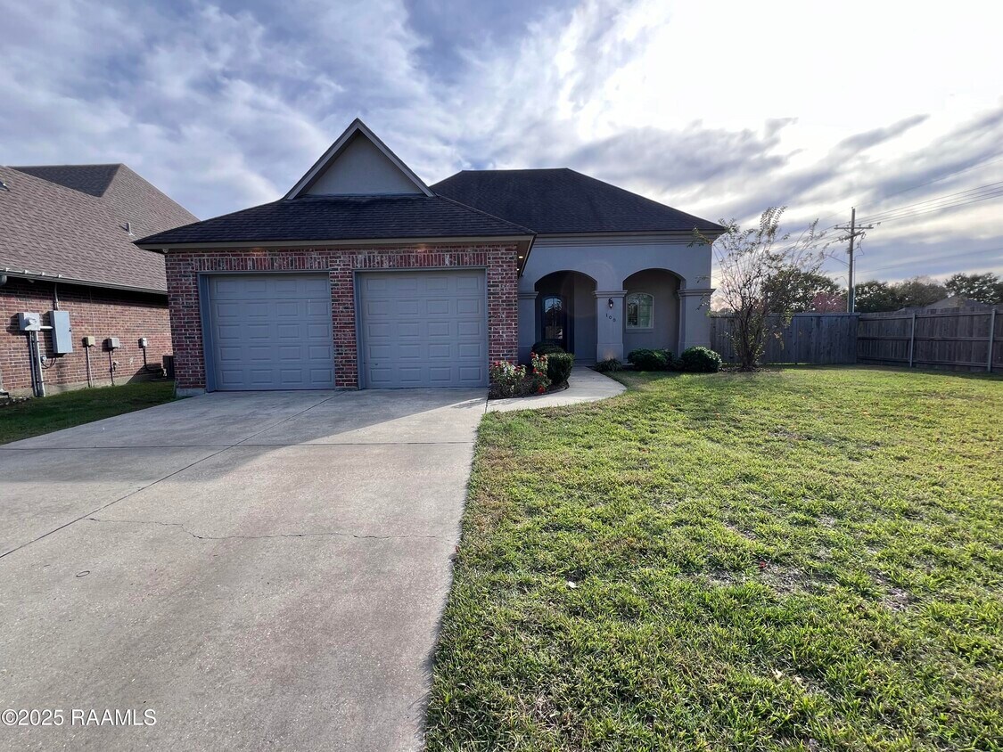 Primary Photo - 100 Birchview Dr