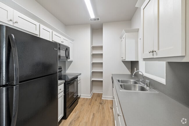 2BR, 1BA - 853SF - Kitchen - Saddlebrook