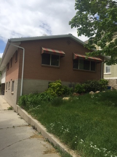 Building Photo - 327 D St E