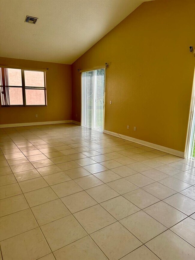 Foto del edificio - 5780 Azalea Cir