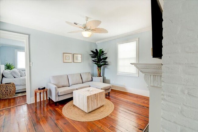 Building Photo - 8 Sires St