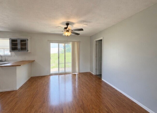 Foto del edificio - 3-Bedroom Home in Quiet Neighborhood Located in St. Robert, MO!