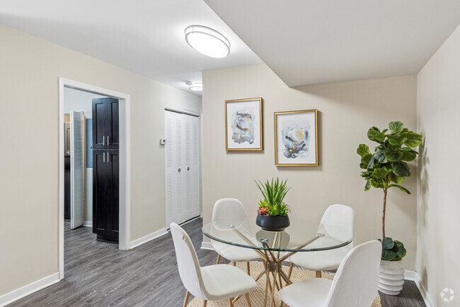 1BR, 1BA - 862SF - Dining Room - Carriage Club Apartments