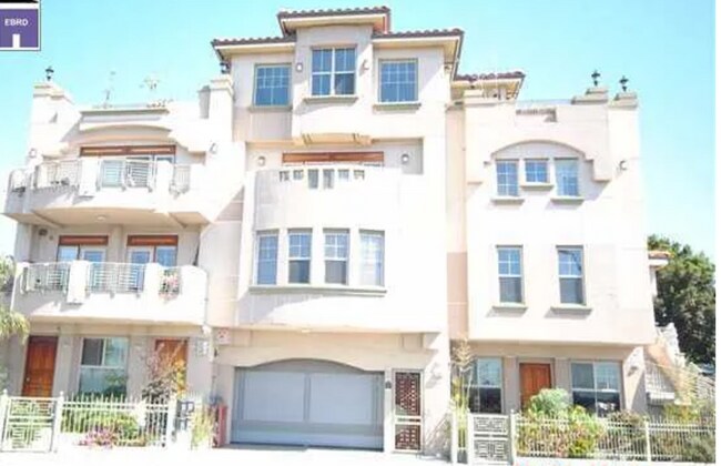 Building Photo - The Perfect Family Oasis in Oakland !