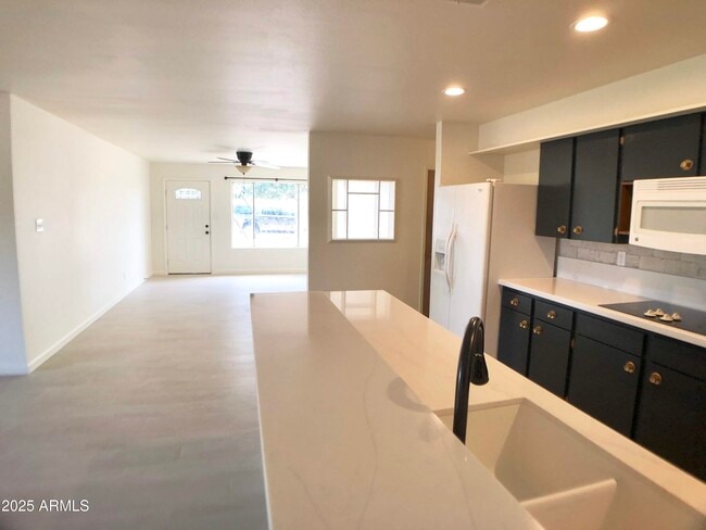 Building Photo - 208 E Balboa Dr