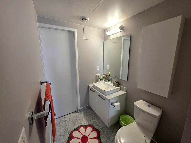 Building Photo - Deluxe Room with Powder Room - York St & Bremner Blvd