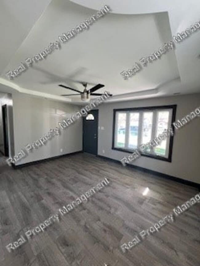 Building Photo - Three bedroom ranch in Hessville