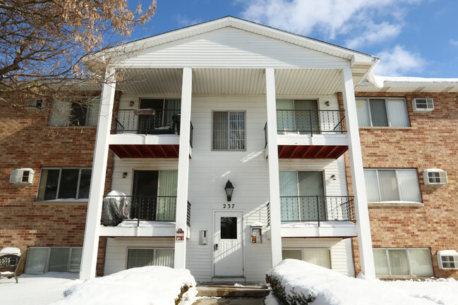 Building Photo - Country Manor Apartments