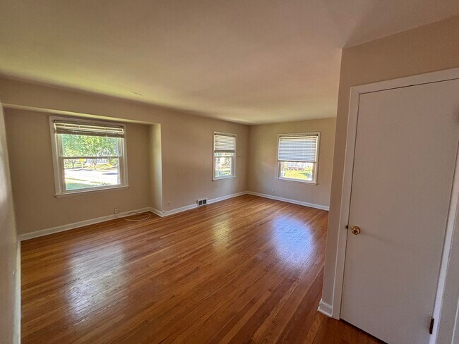 Foto del edificio - 7352 Harwood Ave