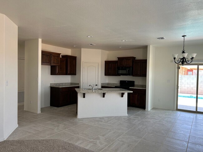 Foto del edificio - SAGUARO POOL HOME!