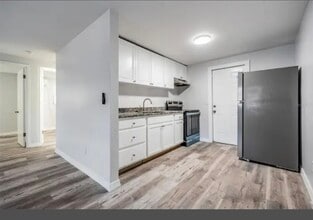 Building Photo - 1707 E Idell St