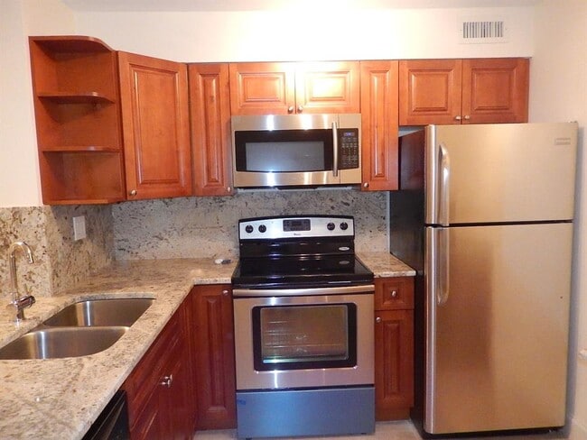 Foto del edificio - 3017 N Oakland Forest Dr