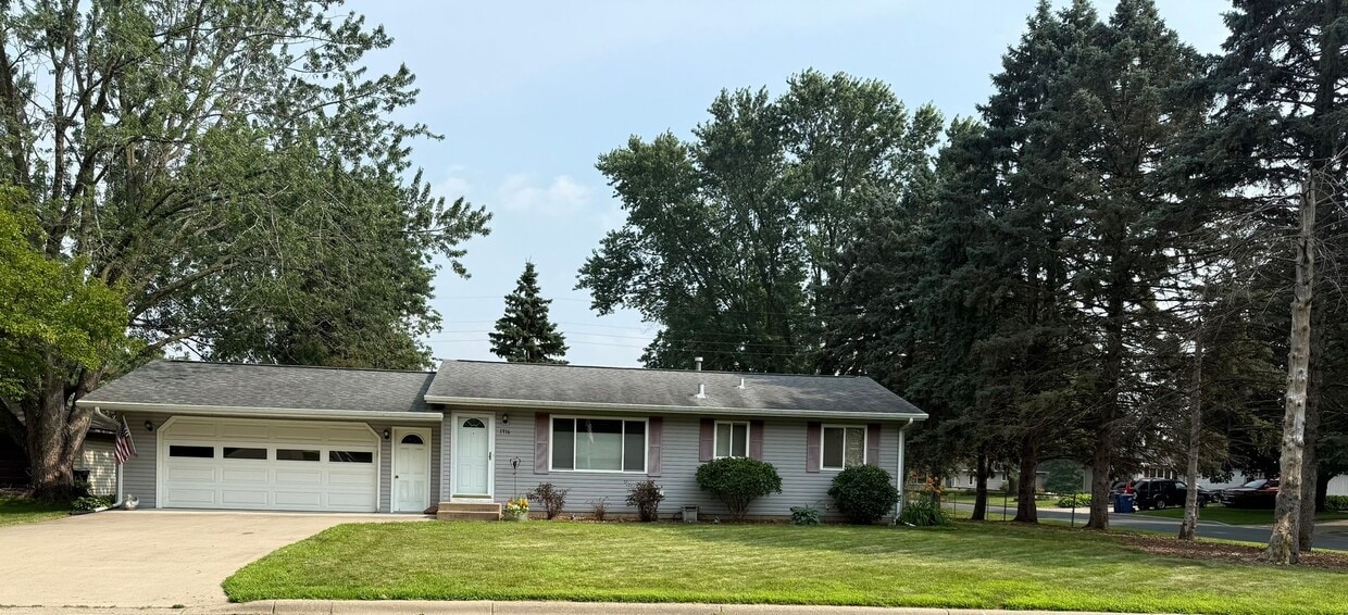 Foto principal - Newly Refreshed 3 Bedroom 1 Bath Single Fa...