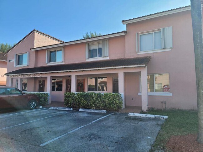 Foto del edificio - 8011 Lake Dr