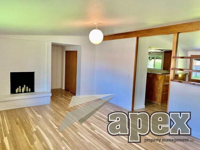 Building Photo - 6933 Brentwood Dr