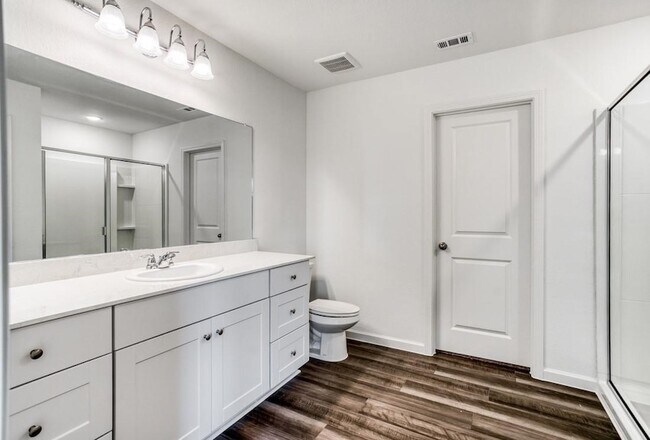 Building Photo - 720 Holly St