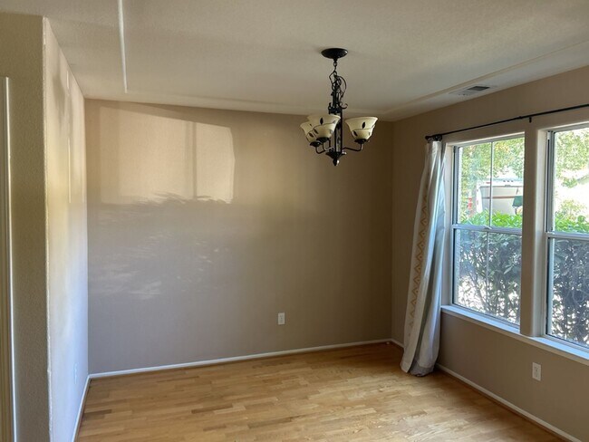 Foto del edificio - Spacious 3 Bedroom Home available in South Davis