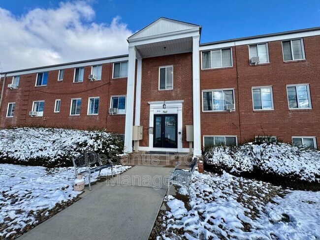 Building Photo - 816 Perry Hwy