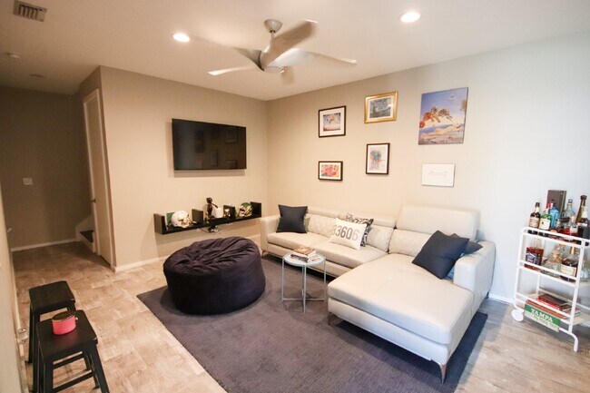 Building Photo - Fabulous 3 Story, 3 Bedroom 3 Bathroom Tow...
