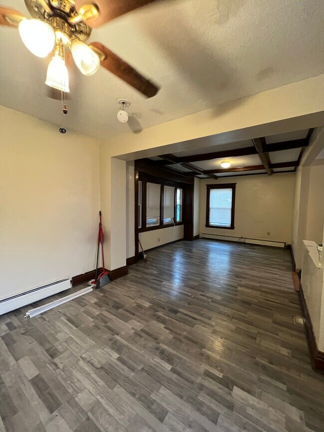 Comedor - 1068 Elmwood Ave